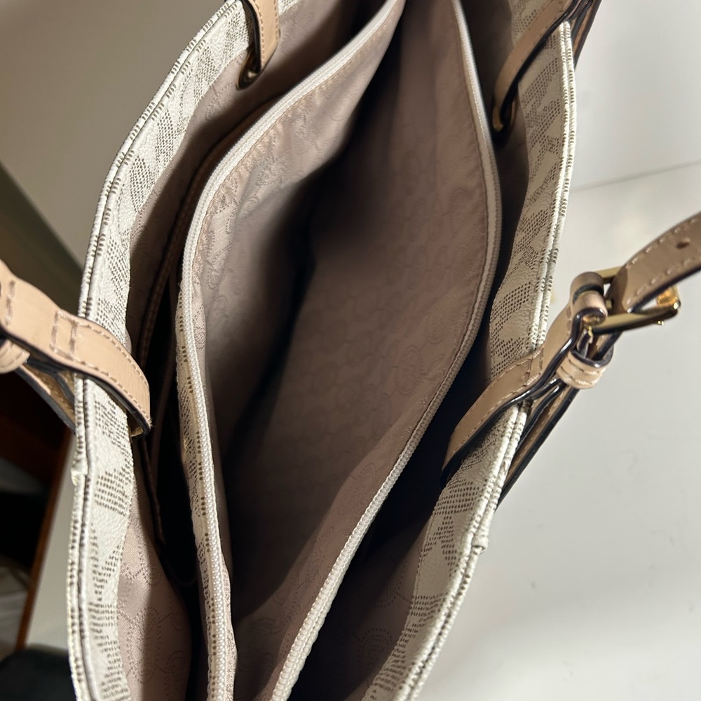 Michael Kors Jet Setter Handbag in crème and tan. - Picture 9 of 12